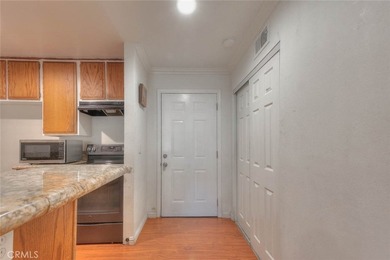 Beautiful 3-bedroom, 2-bath condo featuring an open floor plan - photo 5