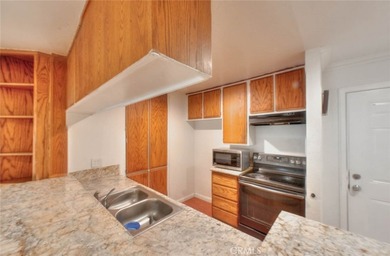 Beautiful 3-bedroom, 2-bath condo featuring an open floor plan - photo 7