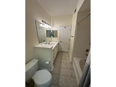 BEAUTIFUL 3 LEVEL TOWN HOME, OVERLOOKING A TRANQUIL LAKE, 2 - photo 4