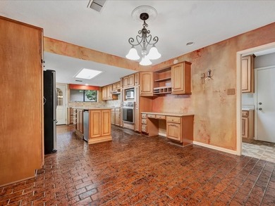 Beautiful custom home in prestigious Crown Colony Subdivision - photo 22