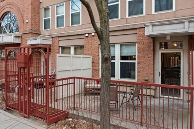 Rare North Loop townhome-style condo with private entry and - photo 2