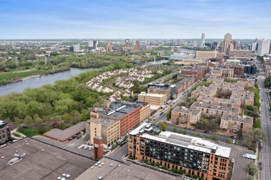 Rare North Loop townhome-style condo with private entry and - photo 3