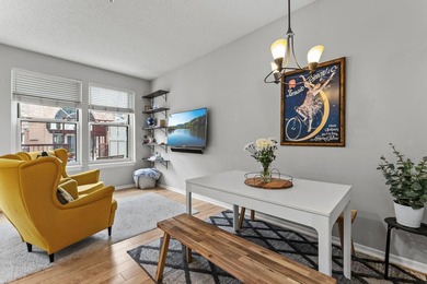 Rare North Loop townhome-style condo with private entry and - photo 6