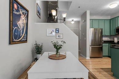 Rare North Loop townhome-style condo with private entry and - photo 8