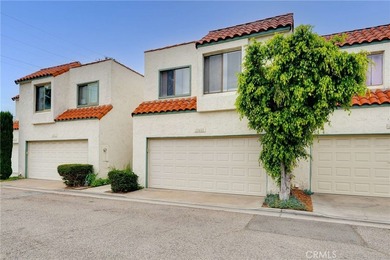Welcome to this beautifully maintained townhome offering comfort - photo 1
