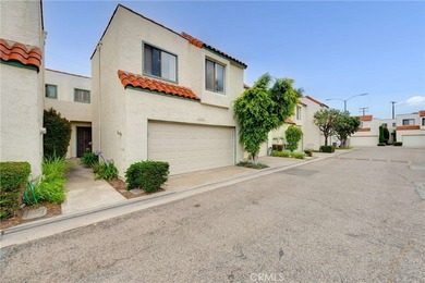 Welcome to this beautifully maintained townhome offering comfort - photo 2