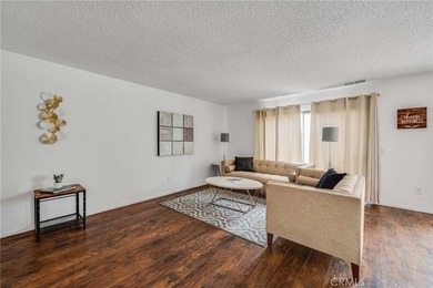 Welcome to this beautifully maintained townhome offering comfort - photo 6