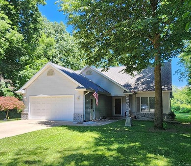Well maintained home, located in South Shore Green at the end of - photo 1