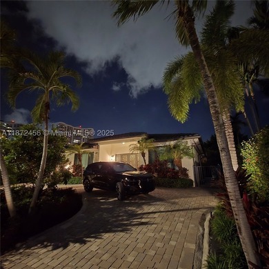 ***Stunning one-story custom-built residence, designed with - photo 21