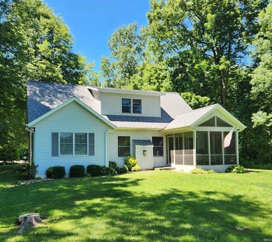 Well maintained home, located in South Shore Green at the end of - photo 2