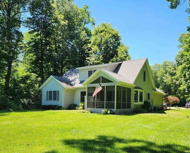 Well maintained home, located in South Shore Green at the end of - photo 3