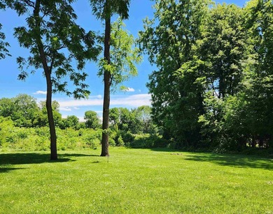 Well maintained home, located in South Shore Green at the end of - photo 4