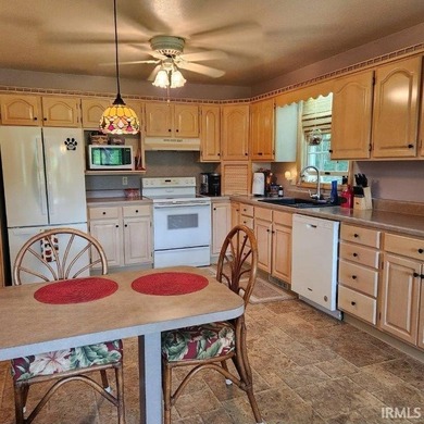 Well maintained home, located in South Shore Green at the end of - photo 7