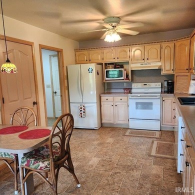 Well maintained home, located in South Shore Green at the end of - photo 8