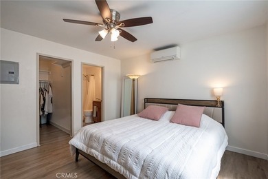 Beautifully upgraded modern condominium in the heart of Long - photo 12