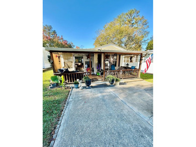 Lake Eufaula / Walter F. George Home For Sale in Georgetown Georgia