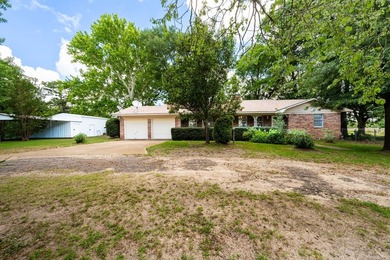 Charming 3 Bedroom Farmhouse on 1 Acre with additional covered - photo 2