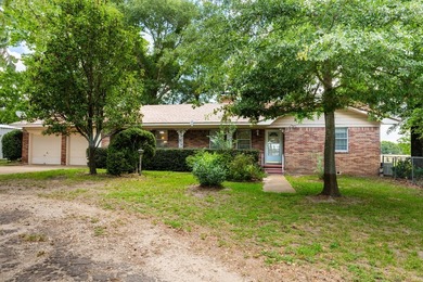 Charming 3 Bedroom Farmhouse on 1 Acre with additional covered - photo 3