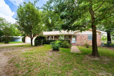 Charming 3 Bedroom Farmhouse on 1 Acre with additional covered - photo 4
