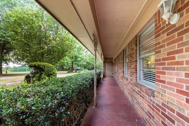 Charming 3 Bedroom Farmhouse on 1 Acre with additional covered - photo 5