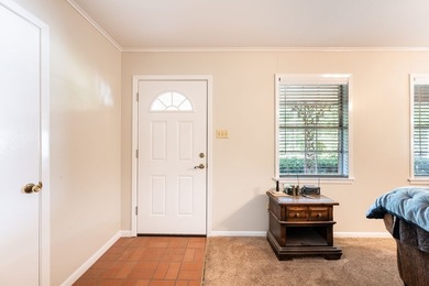 Charming 3 Bedroom Farmhouse on 1 Acre with additional covered - photo 7