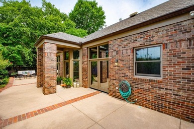 Exceptional residence located in the highly desirable gated - photo 3