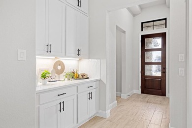 BRAND NEW CONSTRUCTION by Oakmont Homes. This charming garden - photo 2