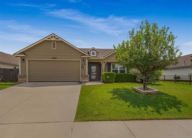 Welcome home to this beautifully maintained, one-owner 3-bedroom - photo 1
