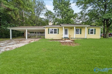 Adorable cottage on a huge corner lot! Fenced in yard, 2 - photo 1