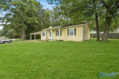 Adorable cottage on a huge corner lot! Fenced in yard, 2 - photo 2