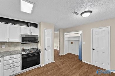 Adorable cottage on a huge corner lot! Fenced in yard, 2 - photo 9
