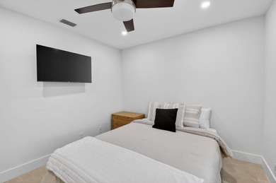 Exquisitely remodeled 3-bedroom, 2-bath corner villa in the - photo 28