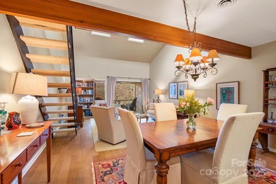 LAKEMOOR VILLAGE! Desirable location just steps away from Little