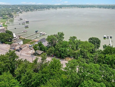 LAKEFRONT LIVING! This stunning 2,400 sq. ft. 3 bedroom, 3 bath - photo 50