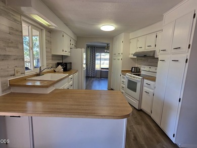 Welcome home to this beautifully maintained 3-bedroom - photo 3
