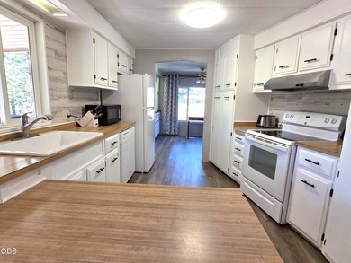Welcome home to this beautifully maintained 3-bedroom - photo 5