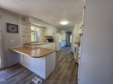 Welcome home to this beautifully maintained 3-bedroom - photo 8
