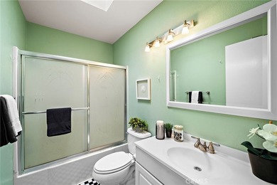 Rare Find! Beautifully upgraded top-floor penthouse in the - photo 17