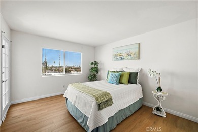 Rare Find! Beautifully upgraded top-floor penthouse in the - photo 21