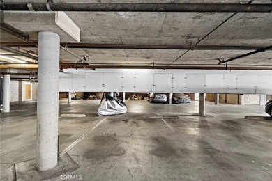 Rare Find! Beautifully upgraded top-floor penthouse in the - photo 27