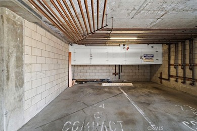 Rare Find! Beautifully upgraded top-floor penthouse in the - photo 28