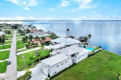 Spectacular Riverfront Estate: More than 1/2 acre lot (21,824sqf - photo 4