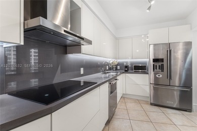 Beautifully renovated 2-bedroom residence in the coveted 10 line - photo 3