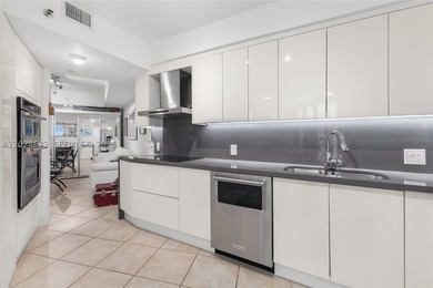 Beautifully renovated 2-bedroom residence in the coveted 10 line - photo 5