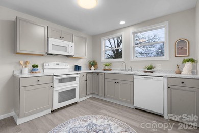 Lake Hickory Home For Sale in Hickory North Carolina