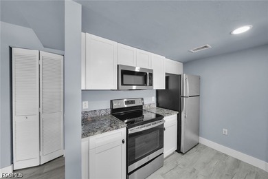 Don't miss this beautifully renovated 3rd-floor, 2-bedroom - photo 9