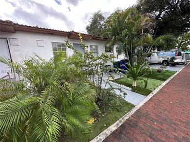 Corner triplex generating $6,000/month, one block from Calle - photo 3