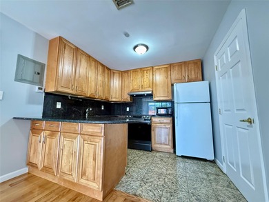 A well maintained 2 bedrooms, 2 bathrooms condo in Flushing