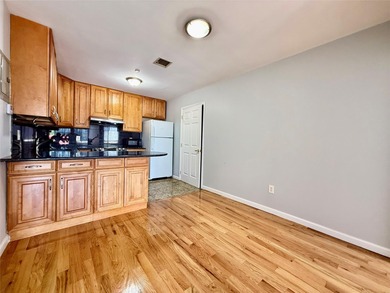 A well maintained 2 bedrooms, 2 bathrooms condo in Flushing