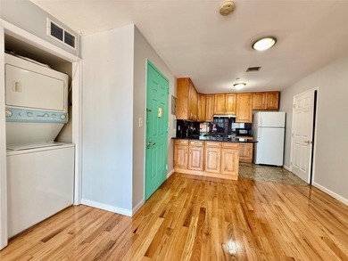 A well maintained 2 bedrooms, 2 bathrooms condo in Flushing